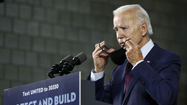 Democratic presidential candidate, former Vice President Joe Biden puts on a face mask after speaking at an event Thursday, June 25, 2020, in Lancaster, Pa - Sputnik International