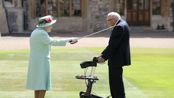 Captain Sir Tom Moore Being Knighted - Sputnik International