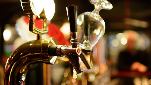 Bar Owners in India Lose Sobriety in Pandemic as Perishable Liquor Go Shower - Sputnik International