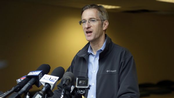 In this Jan. 17, 2017, file photo, Portland Mayor Ted Wheeler speaks during a press conference in Portland, Ore. A Portland man is suing the city and Wheeler, claiming the mayor's office has improperly kept secret records about a homeless shelter project.  - Sputnik International