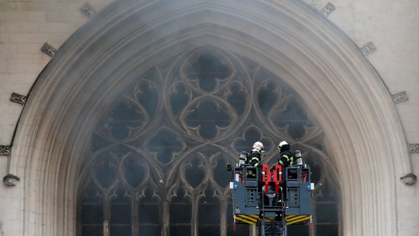 French firefighters battle a blaze at the Cathedral of Saint Pierre and Saint Paul in Nantes - Sputnik International
