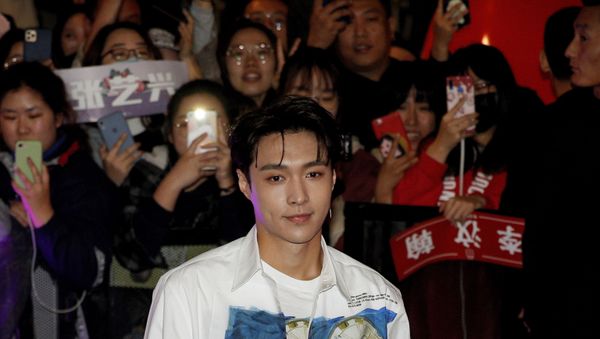 Fans take photos of Chinese singer Zhang Yixing - Sputnik International