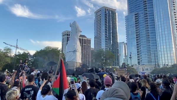 Protesters surround a statue of Christopher Columbus at Grant Park in Chicago, Illinois, U.S., July 17, 2020, in this still image from video obtained via social media Protesters surround a statue of Christopher Columbus at Grant Park in Chicago, Illinois, U.S., July 17, 2020, in this still image from video obtained via social media - Sputnik International