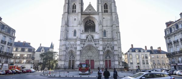 French police officers look at the partially burnt facade of the Saint-Pierre-et-Saint-Paul cathedral in Nantes, western France, on July 19, 2020. - Sputnik International