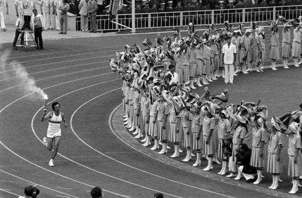 A torch with Olympic flame is being carried during the opening ceremony of the XXII Summer Olympic Games - Sputnik International