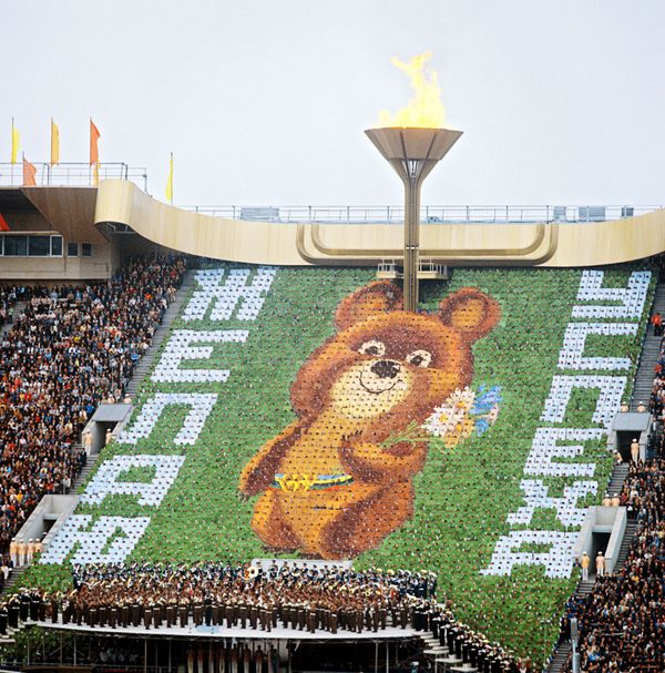 The symbol of the of the1980 Olympics is displayed during the opening ceremony - Sputnik International