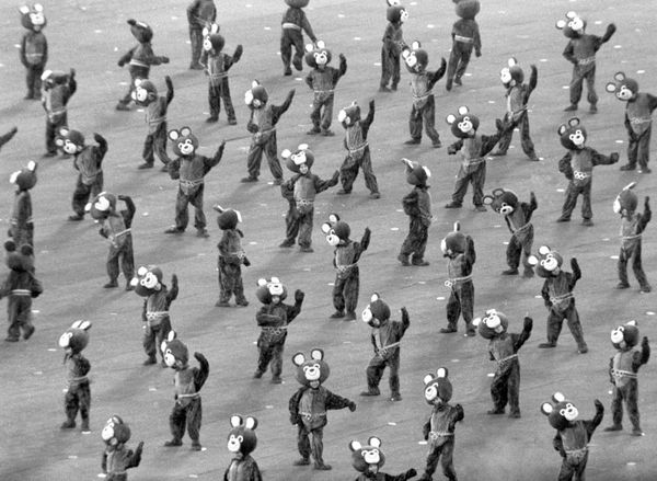 Young people dressed as the Olympic bear perform at the opening ceremony of the XXII Olympic Games - Sputnik International