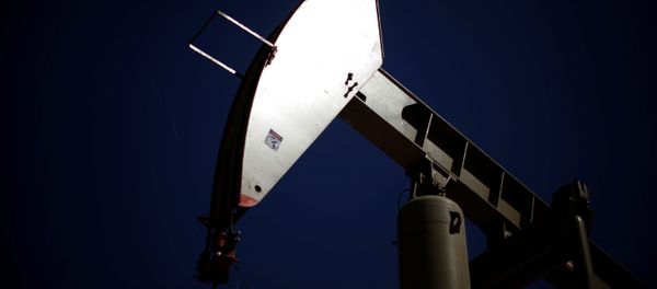 A pumpjack brings oil to the surface  in the Monterey Shale, California, April 29, 2013 - Sputnik International