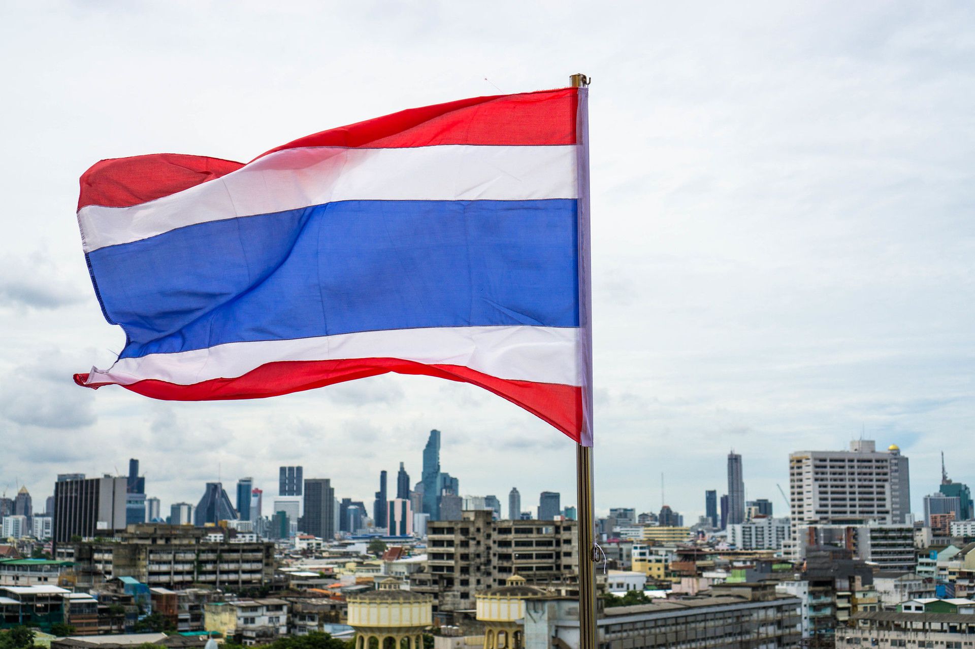 Skyline of Bangkok behind the Flag of Thailand - Sputnik International, 1920, 02.08.2022