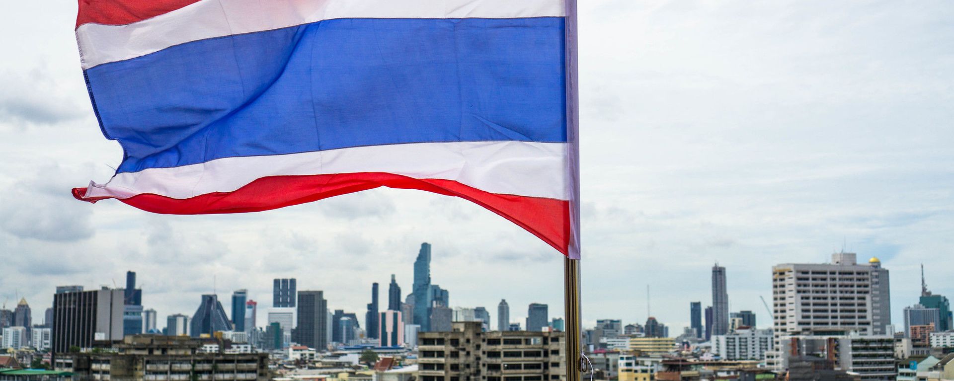 Skyline of Bangkok behind the Flag of Thailand - Sputnik International, 1920, 21.04.2023
