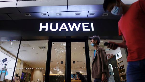 People wearing face masks following the coronavirus disease (COVID-19) outbreak walk past a Huawei store at a shopping mall in Shanghai, China July 14, 2020 - Sputnik International