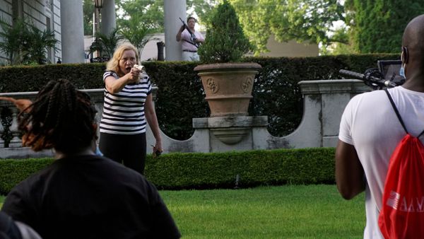 Patricia McCloskey and her husband Mark McCloskey draw their firearms on protestors, including a man who holds a video camera and microphone, as they enter their neighborhood during a protest against St. Louis Mayor Lyda Krewson, in St. Louis, Missouri, U.S. June 28, 2020. - Sputnik International