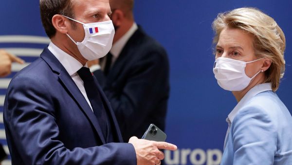French President Emmanuel Macron (L) and President of the European Commission Ursula von der Leyen attend a last roundtable discussion following a four-day European summit at the European Council in Brussels, Belgium, July 21, 2020. - Sputnik International
