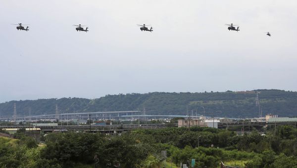 AH-64 Apache helicopters fly to location during the live-fire, anti-landing Han Kuang military exercise, which simulates an enemy invasion, in Taichung, Taiwan July 16, 2020. - Sputnik International