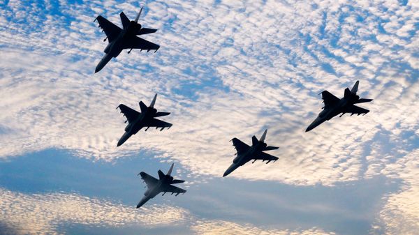 Five JH-7 fighter bombers attached to an aviation brigade of the air force under China's PLA Northern Theater Command fly in formation during a tactical flight training exercise on July 26, 2017. - Sputnik International