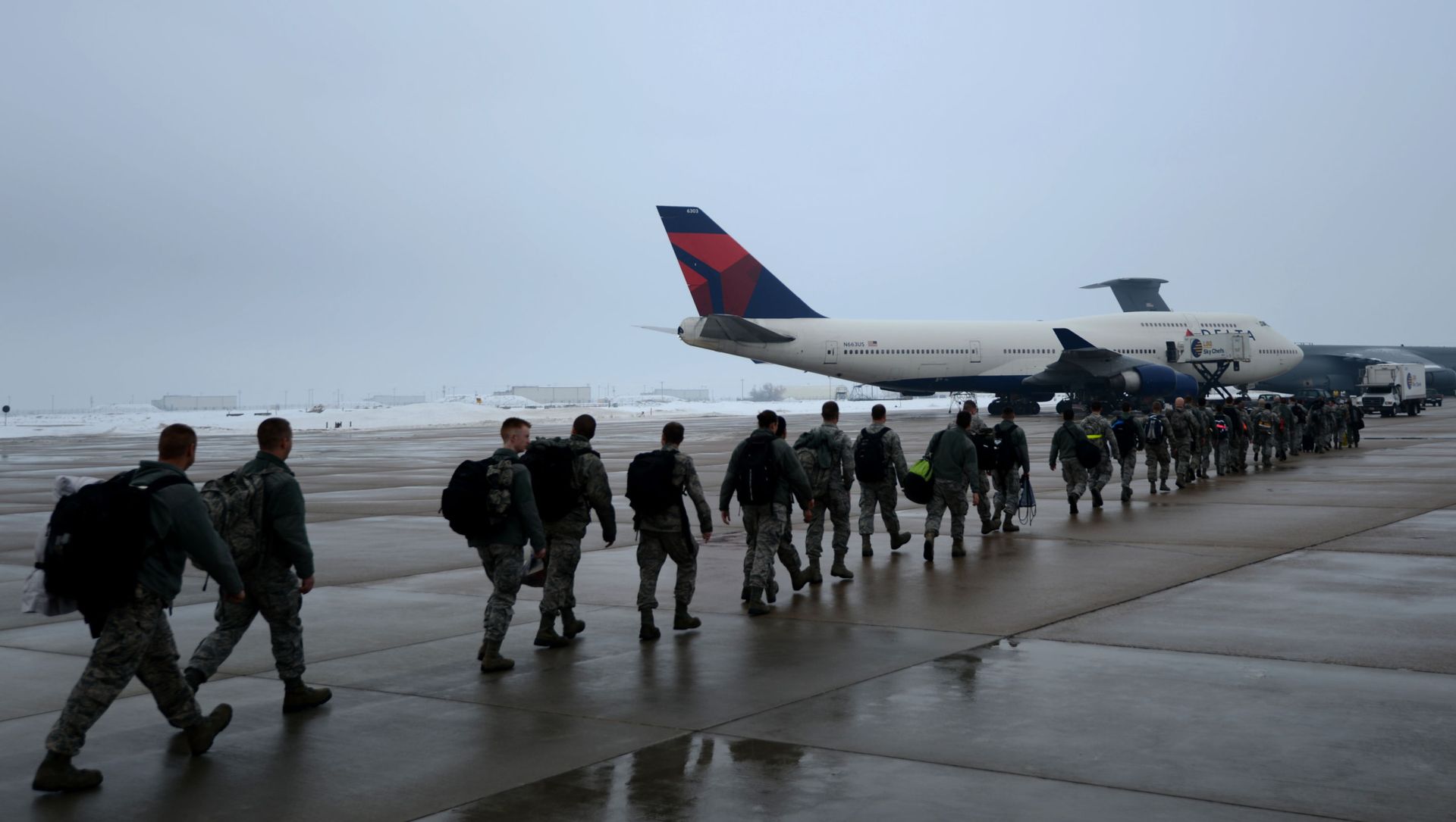 Airmen of the 388th and the 419th Fighter Wings from Hill Air Force Base, Utah prepare to board an aircraft for deployment to Osan Air Force Base, South Korea, Jan. 11, 2014. The 388th and 419th airmen will deploy as part of a Theater Security Package (TSP) to assist with supporting and defending the South Korean border with North Korea. (U.S. Air Force photo by Senior Airman Justyn M. Freeman/Released) Airmen of the 388th and the 419th Fighter Wings from Hill Air Force Base, Utah prepare to board an aircraft for deployment to Osan Air Force Base, South Korea, Jan. 11, 2014. The 388th and 419th airmen will deploy as part of a Theater Security Package (TSP) to assist with supporting and defending the South Korean border with North Korea. (U.S. Air Force photo by Senior Airman Justyn M. Freeman/Released) - Sputnik International, 1920, 10.03.2021
