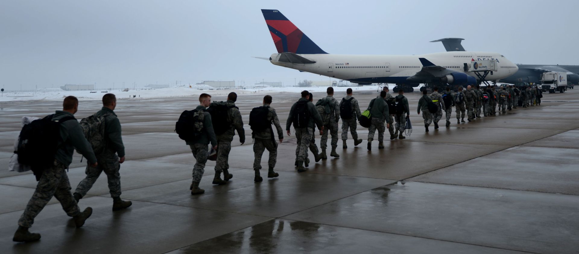 Airmen of the 388th and the 419th Fighter Wings from Hill Air Force Base, Utah prepare to board an aircraft for deployment to Osan Air Force Base, South Korea, Jan. 11, 2014. The 388th and 419th airmen will deploy as part of a Theater Security Package (TSP) to assist with supporting and defending the South Korean border with North Korea. (U.S. Air Force photo by Senior Airman Justyn M. Freeman/Released) Airmen of the 388th and the 419th Fighter Wings from Hill Air Force Base, Utah prepare to board an aircraft for deployment to Osan Air Force Base, South Korea, Jan. 11, 2014. The 388th and 419th airmen will deploy as part of a Theater Security Package (TSP) to assist with supporting and defending the South Korean border with North Korea. (U.S. Air Force photo by Senior Airman Justyn M. Freeman/Released) - Sputnik International, 1920, 10.03.2021