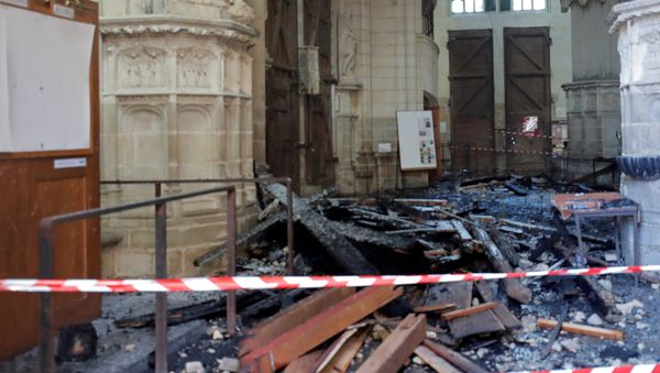 Debris inside the Cathedral of Saint Pierre and Saint Paul in Nantes - Sputnik International