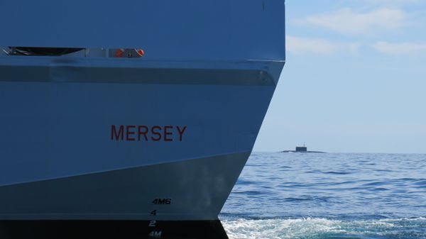 HMS Mersey have shadowed a surfaced Russian submarine as it passed through the waters close to the UK - Sputnik International