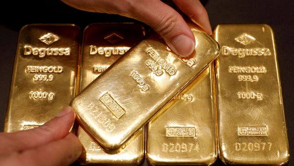 An employee shows gold bullions at Degussa shop in Singapore June 16, 2017. Picture taken June 16, 2017. - Sputnik International