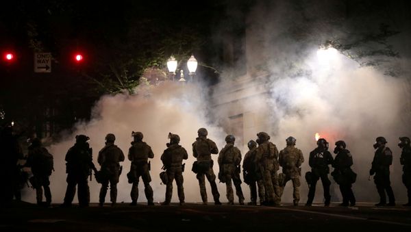 Federal law enforcement officers deployed under the Trump administration's new executive order face off with protesters - Sputnik International