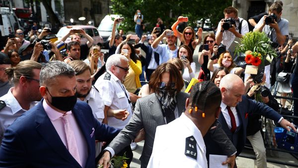 People point cameras and phones at Johnny Depp as he arrives at the High Court in London - Sputnik International