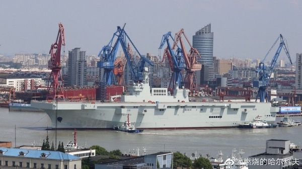 China's Type 075 landing helicopter dock (LHD), an aircraft carrier that carries amphibious assault forces, docked in Shanghai China's Type 075 landing helicopter dock (LHD), an aircraft carrier that carries amphibious assault forces, docked in Shanghai - Sputnik International