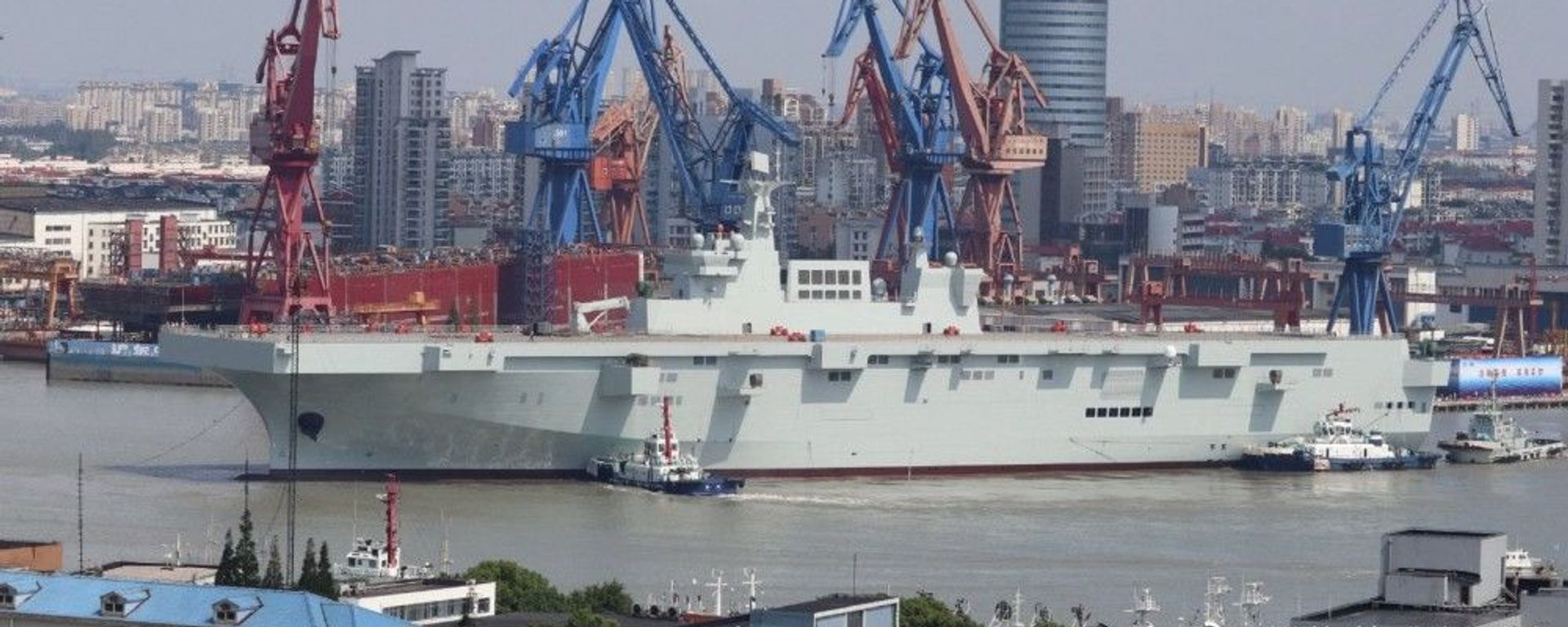 China's Type 075 landing helicopter dock (LHD), an aircraft carrier that carries amphibious assault forces, docked in Shanghai - Sputnik International, 1920, 17.03.2022