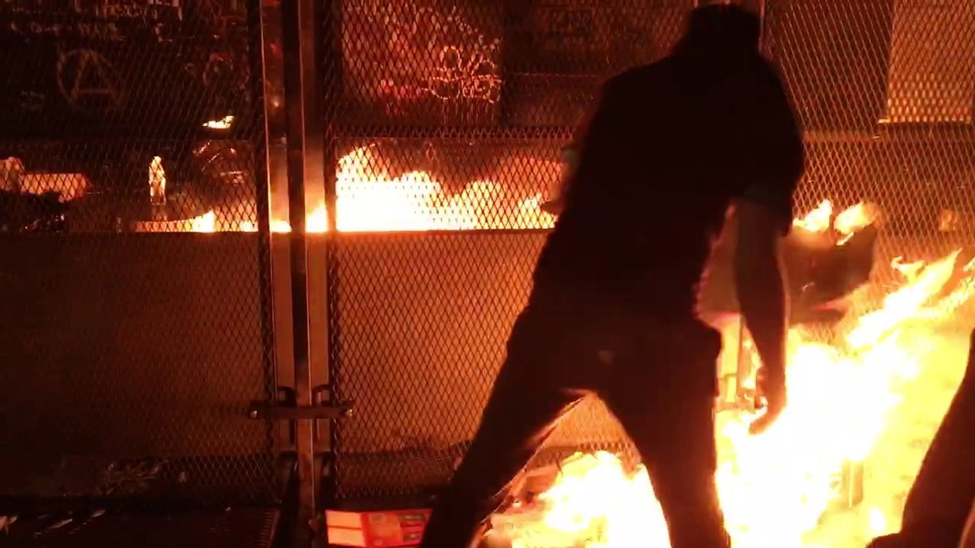 Protesters burn trash near the federal courthouse in Portland on 23 July 2020 Protesters burn trash near the federal courthouse in Portland on 23 July 2020 - Sputnik International, 1920, 07.09.2021