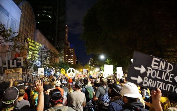 Protesters at the federal courthouse in Portland on 23 July 2020 - Sputnik International