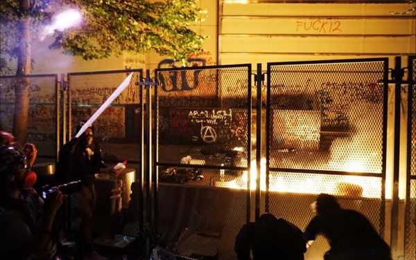Protesters at the federal courthouse in Portland on 23 July 2020 - Sputnik International