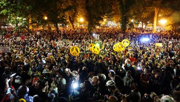 Protesters at the federal courthouse in Portland on 23 July 2020 - Sputnik International