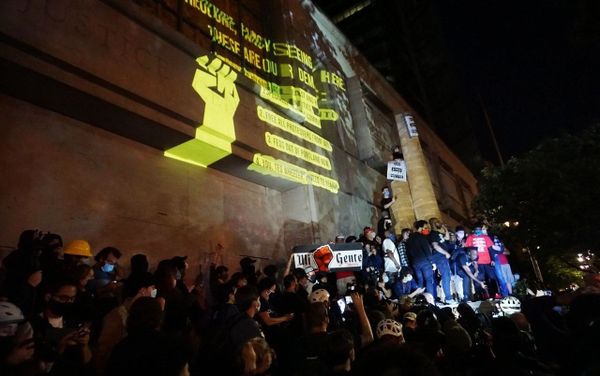Protesters at the federal courthouse in Portland on 23 July 2020 - Sputnik International