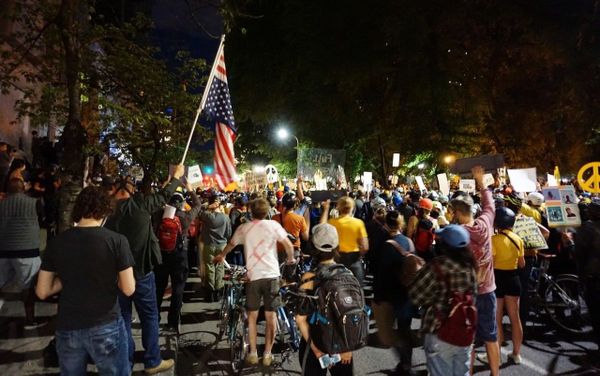Protesters at the federal courthouse in Portland on 23 July 2020 - Sputnik International
