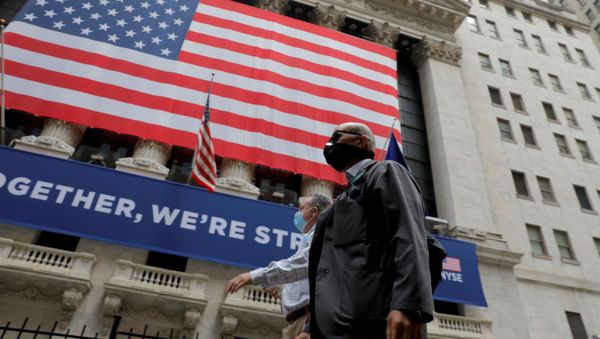 Traders walk past the New York Stock Exchange as the building opens for the first time since March while the outbreak of the coronavirus disease (COVID19) continues in the Manhattan borough of New York, U.S., May 26, 2020. - Sputnik International