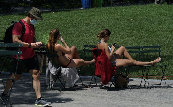 People enjoy the sun at a near-empty Bryant Park, in New York City, 20 July 2020, as temperatures are expected to reach near 100 degrees People enjoy the sun at a near-empty Bryant Park, in New York City, 20 July 2020, as temperatures are expected to reach near 100 degrees - Sputnik International
