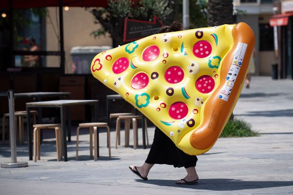 A woman carries an inflatable float with the shape of a portion of pizza in a Barcelona, on 18 July 2020
A woman carries an inflatable float with the shape of a portion of pizza in a Barcelona, on 18 July 2020
- Sputnik International