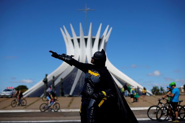 Участник протестов в костюме Бэтмена в Бразилии Участник протестов в костюме Бэтмена в Бразилии - Sputnik International