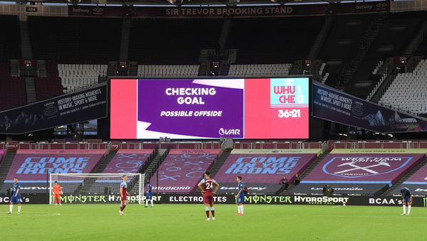 Players for a decision to be made by the VAR (Video Assistant Referee) during a Premier League match - Sputnik International