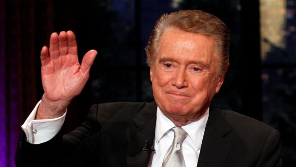 Television host Regis Philbin waves goodbye during his final show of on ABC's Live With Regis and Kelly in New York, November 18, 2011.  - Sputnik International