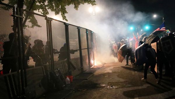Federal law enforcement officers face off with protesters during a demonstration against police violence, the presence of federal officers, and racial inequality in Portland, Oregon, U.S., July 24, 2020. Picture taken July 24, 2020. - Sputnik International
