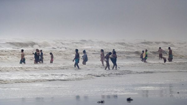 Beach-goers play in high swells from Hurricane Hanna in Galveston, Texas, U.S., July 25, 2020. - Sputnik International