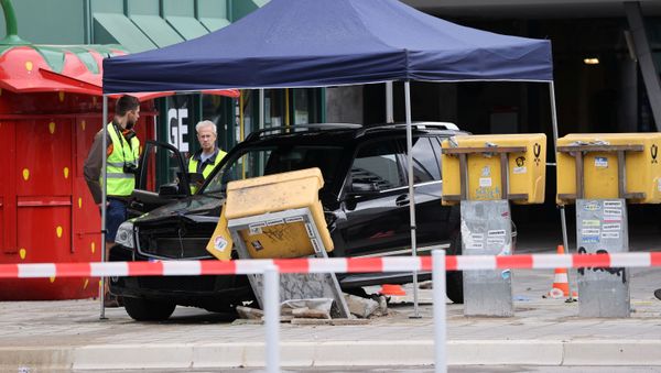 An official works near a car which crashed into a group of seven people at Bahnhof Zoo train station in Berlin - Sputnik International