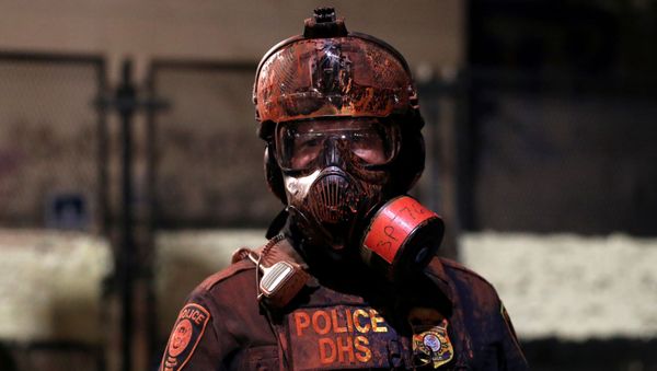 A federal law enforcement officer is covered in red paint during a protest against racial inequality and police violence in Portland, Oregon, U.S., July 26, 2020. - Sputnik International