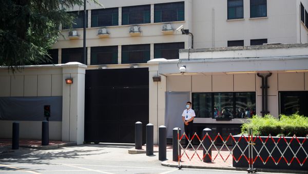 A member of security personnel stands guard in front of the former U.S. Consulate General with the signage and plaques covered with gray material in Chengdu, Sichuan province, China, July 27, 2020, after China ordered its closure in response to U.S. order for China to shut its consulate in Houston - Sputnik International