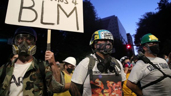 Military veterans show up in support of demonstrators at a protest against racial inequality and police violence in Portland, Oregon, U.S., July 26, 2020 Military veterans show up in support of demonstrators at a protest against racial inequality and police violence in Portland, Oregon, U.S., July 26, 2020 - Sputnik International
