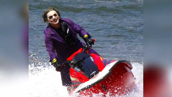 A man dressed as the Joker jet skied around in the East River under the Brooklyn Bridge in Dumbo - Sputnik International