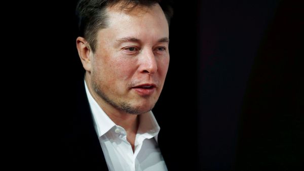 SpaceX owner and Tesla CEO Elon Musk arrives on the red carpet for the automobile awards Das Goldene Lenkrad (The golden steering wheel) given by a German newspaper in Berlin, Germany, November 12, 2019 - Sputnik International