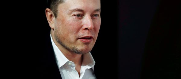 SpaceX owner and Tesla CEO Elon Musk arrives on the red carpet for the automobile awards Das Goldene Lenkrad (The golden steering wheel) given by a German newspaper in Berlin, Germany, November 12, 2019 - Sputnik International