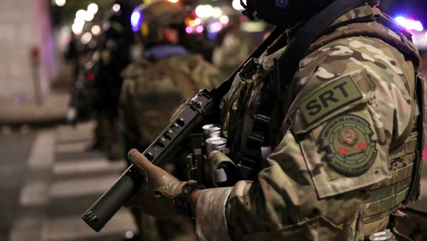 Federal Law Enforcement Officer Stands Guard in Portland - Sputnik International